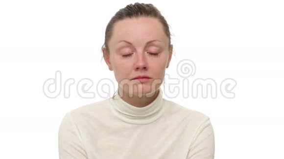 合上悲伤女人的脸视频的预览图