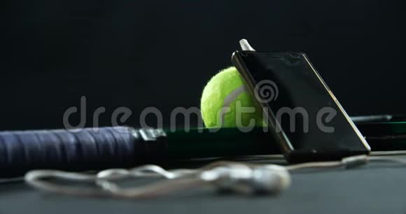 4k演播室内带耳机的网球球拍和手机视频的预览图