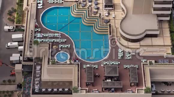 迪拜机场屋顶游泳池视频的预览图