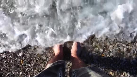 海边的泡沫和波浪视频的预览图