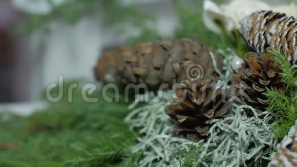 圣诞花环来自冷杉松树和云杉树枝白色背景上分离出锥节日装饰视频的预览图