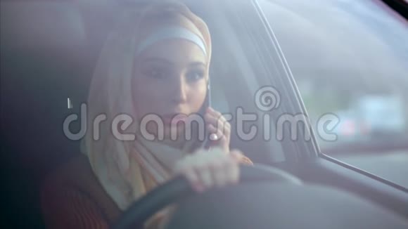 穆斯林妇女在汽车旅行期间被关在牢房里视频的预览图