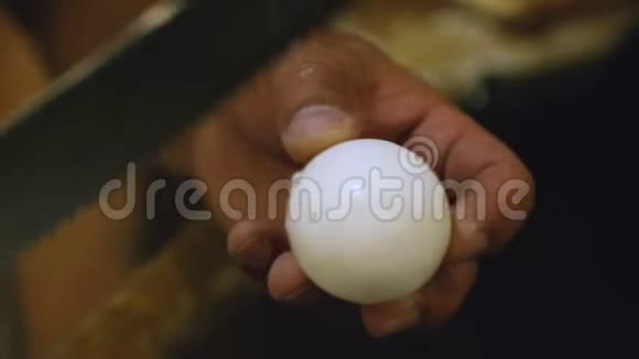 格鲁吉亚厨师用鸡蛋打着传统的阿贾兰卡查普里菜视频的预览图