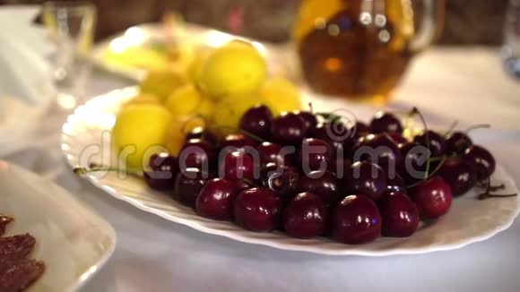 宴会上的水果和肉健康美味的食物视频的预览图