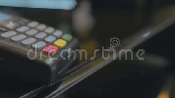 用于货币交易的信用卡机器通过pos终端刷卡的人手输入密码视频的预览图