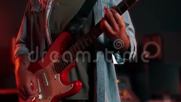 吉他手在弹吉他时戴着虚拟现实耳机视频的预览图
