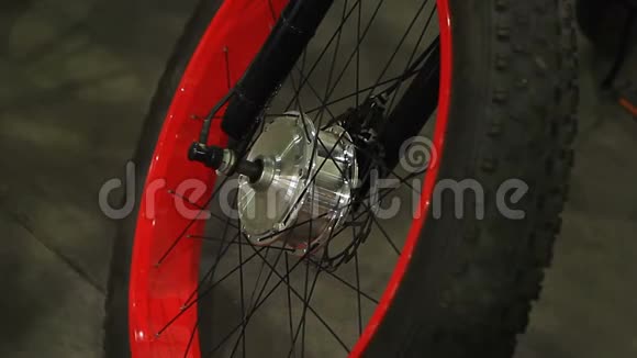 山地自行车轮采用优质橡胶轮胎安全极限自行车视频的预览图
