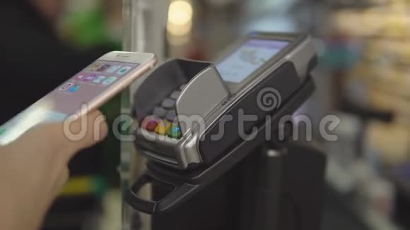 女孩买食物用手机付钱无线支付概念超市商店视频的预览图
