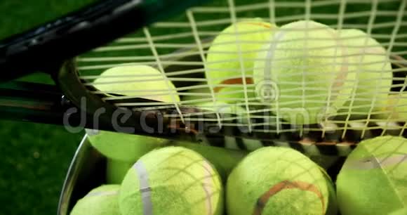 4k演播室的网球和球拍视频的预览图