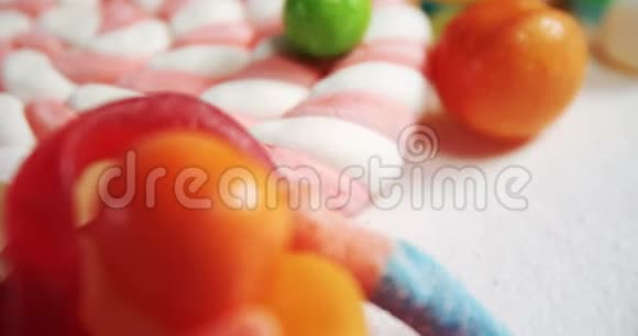 4k白色背景下的棒棒糖和糖果视频的预览图