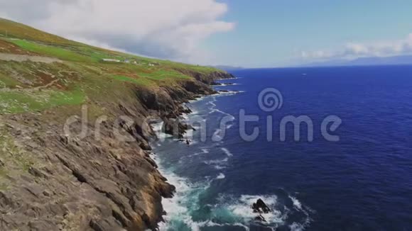 在爱尔兰西海岸飞越深蓝色海水视频的预览图