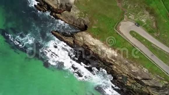 大西洋海水冲击着爱尔兰西部的岩石海岸线视频的预览图