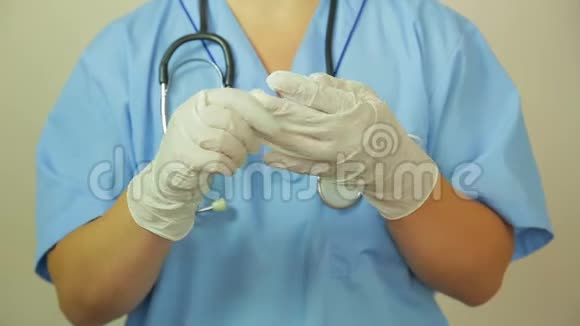 女医生摘下医用手套视频的预览图