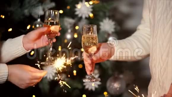近距离拍摄庆祝新年的人们的双手一对夫妇端着酒杯喝酒视频的预览图