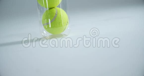 白色背景网球管4k视频的预览图