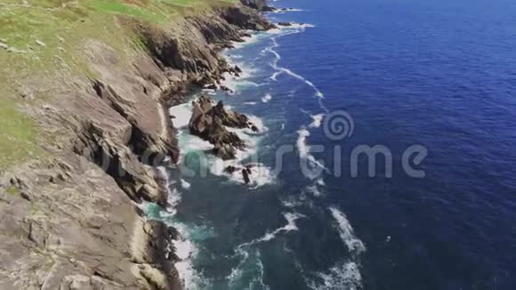 在爱尔兰西海岸飞越深蓝色海水视频的预览图