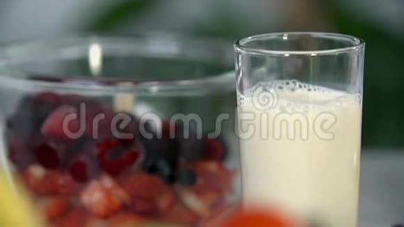 牛奶靠近一碗水果视频的预览图