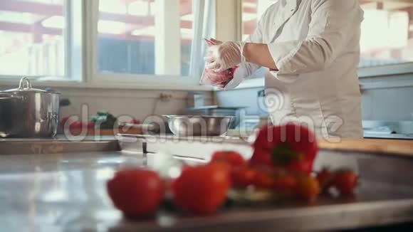 厨师在前台加入甜菜蔬菜来准备沙拉视频的预览图