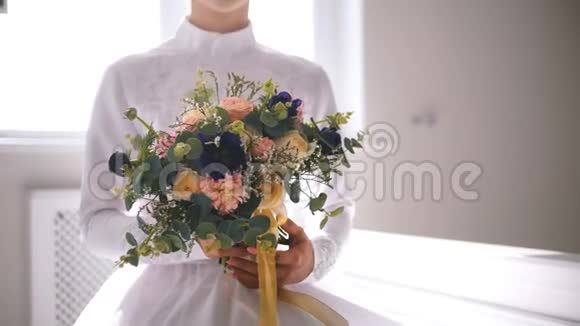 美丽的穆斯林新娘手捧鲜花视频的预览图