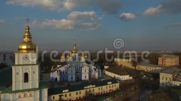 美丽的全景基辅市大教堂从上面与老镇和迪尼普罗河令人惊叹的城市视频的预览图