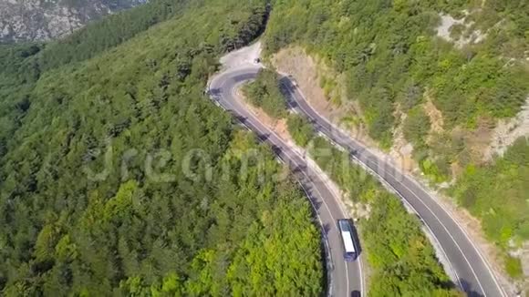 鸟瞰蜿蜒的道路和美丽的山景克罗地亚视频的预览图