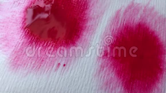 美丽的水彩颜料滴在白纸上颜料滴出血视频的预览图