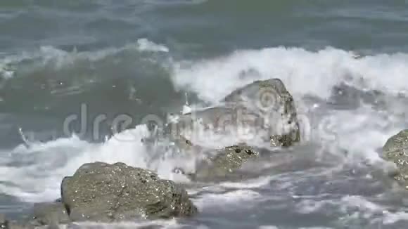 海浪拍打着海岸视频的预览图