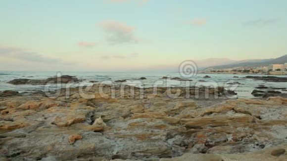 石海岸背景下一道如诗如画的海景野生石滩视频的预览图