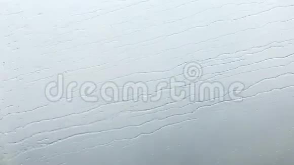 水滴在飞机的窗户上流动视频的预览图