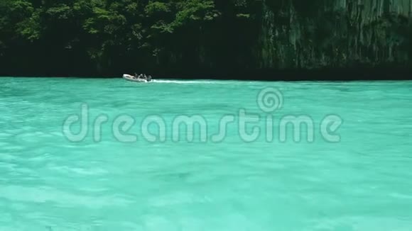 4K速度船与游客航行在清澈的蓝海之间的安达曼海普吉岛泰国普吉岛视频的预览图