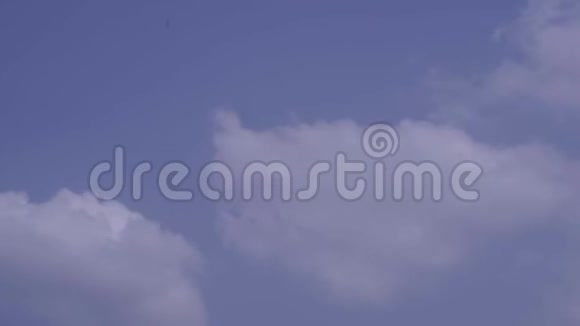 背景白云飘在蓝天上视频的预览图