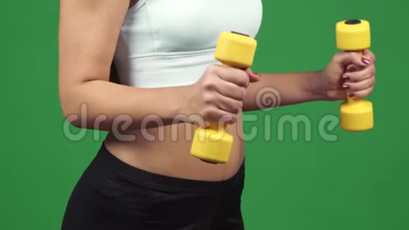 一位拥有完美腹肌举重锻炼能力的健身妇女视频的预览图