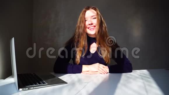 漂亮的女孩在笔记本电脑上等待妹妹的电子邮件视频的预览图