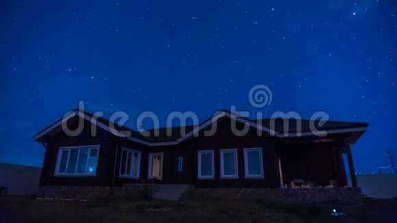 4一座美丽的房子夜空中星星和云彩的运动K夜时光流逝视频的预览图