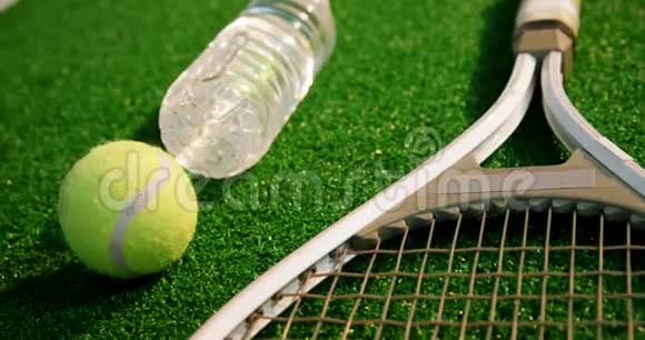 网球球拍水瓶和发带视频的预览图