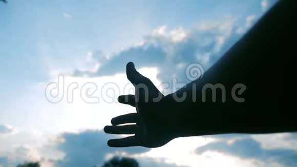 蓝天背景上的宗教手概念男人的手延伸到生活方式上帝的信仰和幸福视频的预览图