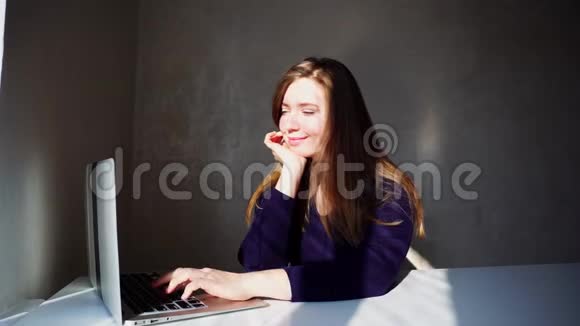 白人女孩看电脑在互联网上工作等待重要的电子邮件视频的预览图