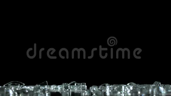 钻石和水晶掉落砸在地板上黑色背景慢动作视频的预览图