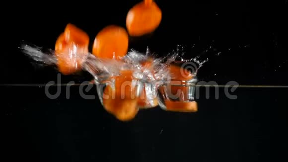 胡萝卜在黑色背景下的水中切片视频的预览图
