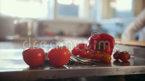 商业厨房里的熟食蔬菜沙拉准备上菜背景是新鲜蔬菜视频的预览图