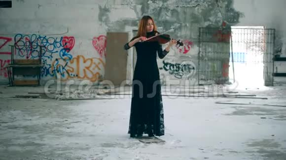 被遗弃的大楼里有一位女小提琴手在演奏乐器视频的预览图