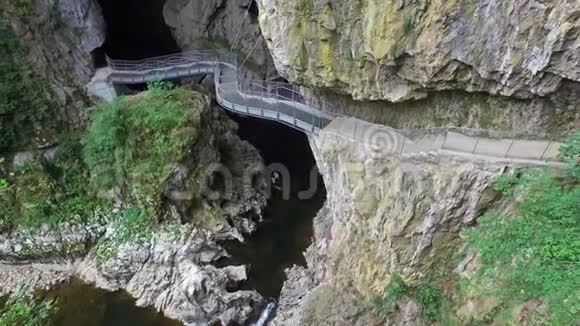 4K美丽的Skocjan洞穴和桥上的岩溶河自然遗产在斯洛文尼亚全景观视频的预览图