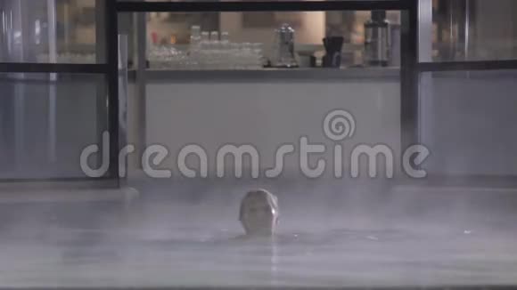 美丽的女孩完美的身体在游泳池的蒸汽中游泳视频的预览图