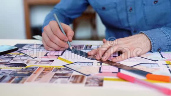 建筑师用特殊工具和铅笔绘制蓝图关闭男性建筑师在工作只有手拿尺子视频的预览图