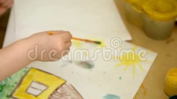 小女孩用画笔在一张纸上画画视频的预览图