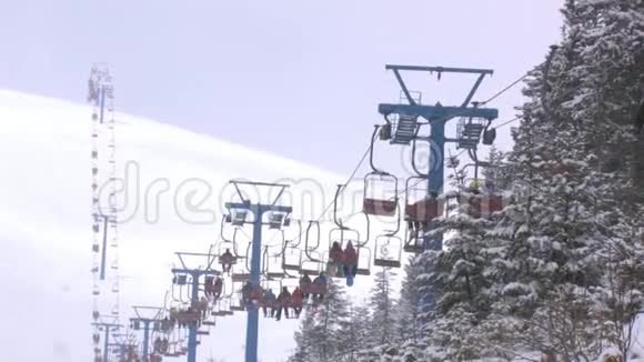 滑雪者乘坐滑雪电梯视频的预览图