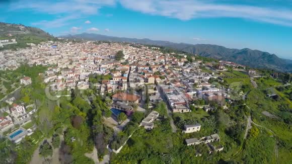 塞浦路斯房产出售或出租的俯视图美丽的山地度假小镇视频的预览图