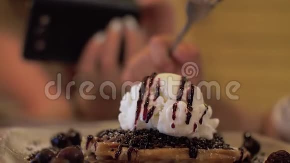 用手机拍摄甜点和冰淇淋的女人视频的预览图