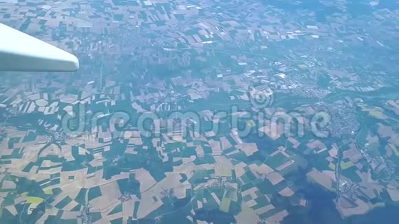 农业领域许多整齐的田野从空中清晰的线条五颜六色的农业领域视频的预览图