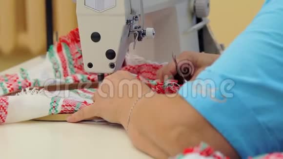 女工在织布机上手工缝制十字绣织物织物编织视频的预览图